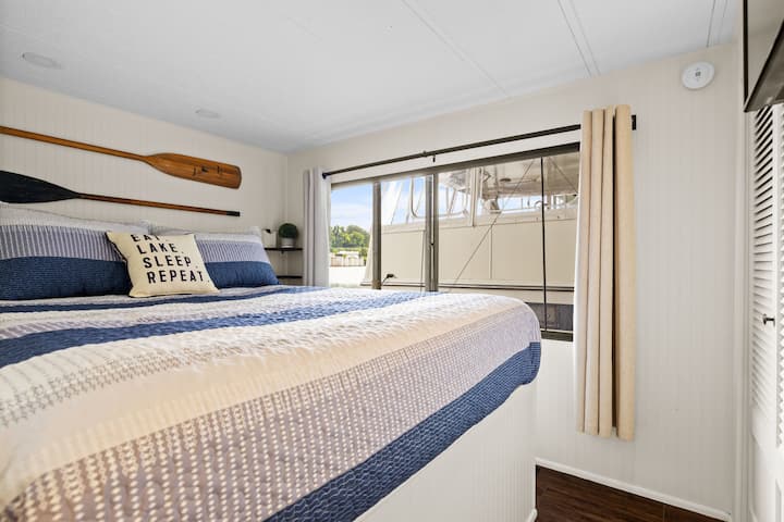 Nyumba ya mbao ya kwanza unayopata iko ngazi 3 kutoka ghorofa kuu na ina kitanda chenye starehe na televisheni mahiri. Ingia kwenye huduma zako za kutazama video mtandaoni na ufurahie!