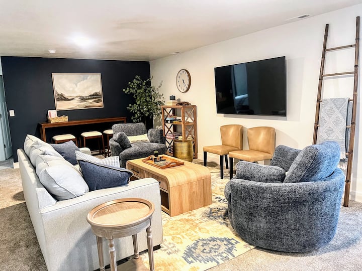 Átalakíthatod a kanapéágyat a játékterem társalgójában, ha extra alvási lehetőségre van szükséged