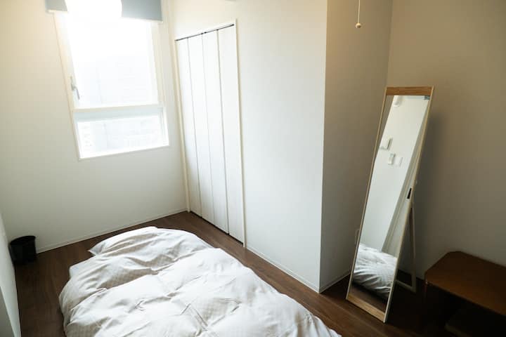 Please sleep on a futon.It is a Japanese-style futon.