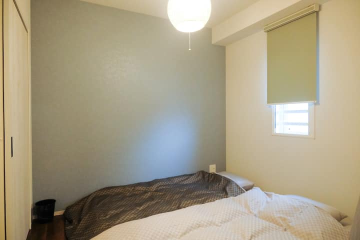 Two futons are placed on Ryukyu tatami mats.Small rooms are also available.It is a room that can accommodate 3 people.