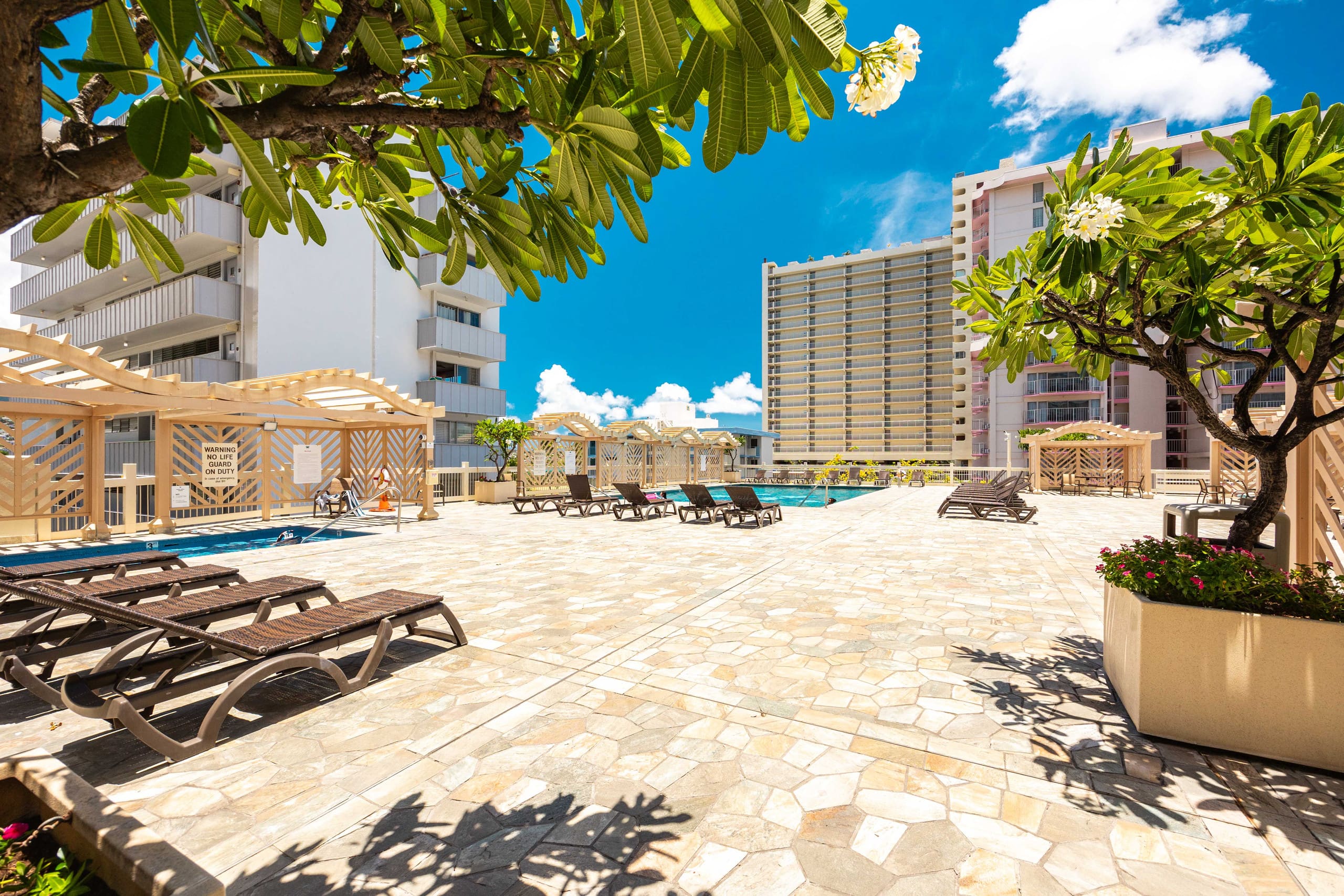 Waikiki studio w/ city skyline view & beach access - Image 34