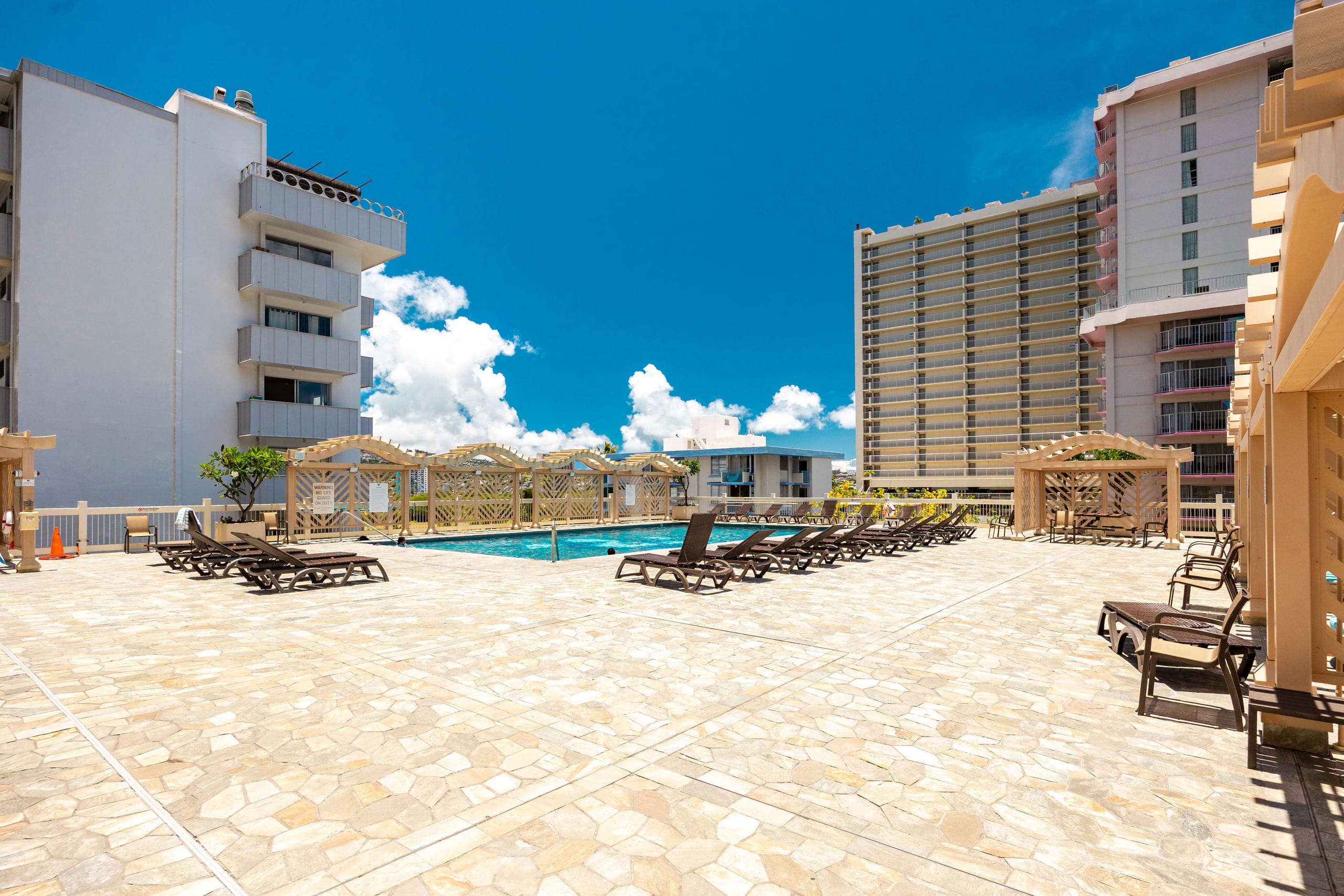 Waikiki studio w/ city skyline view & beach access - Image 47