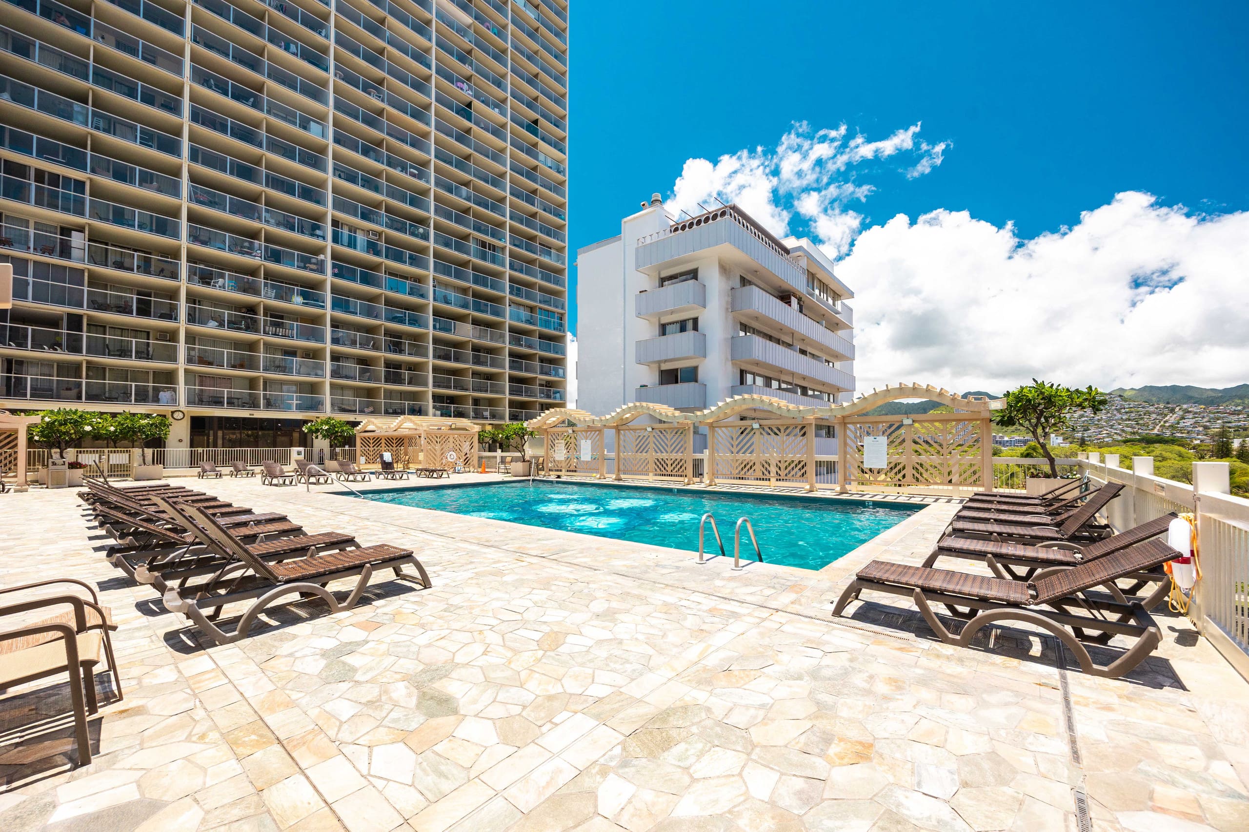 Waikiki studio w/ city skyline view & beach access - Image 46