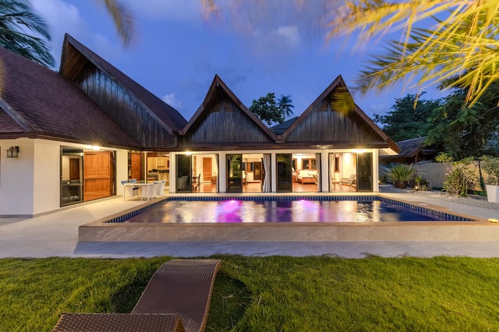 *Near Beach 4br Massive Property Huge Pool V244 - Phuket district, Thailand