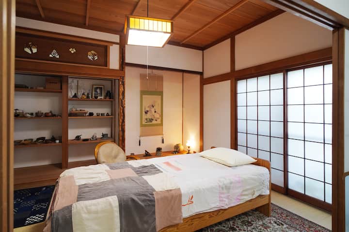 Спалня 4
Стая в японски стил Sage на 1-ви етаж
Много релаксираща модерна стая в японски стил
Моля, отпуснете се в стаята с татами
