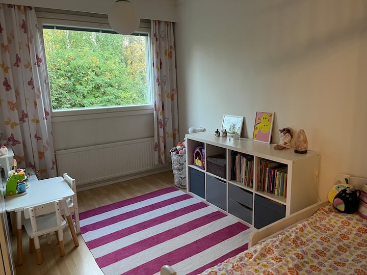 ბავშვის საწოლი. მოთხოვნისამებრ, შესაძლებელია ჩვილის მანეჟის მოწოდებაც.