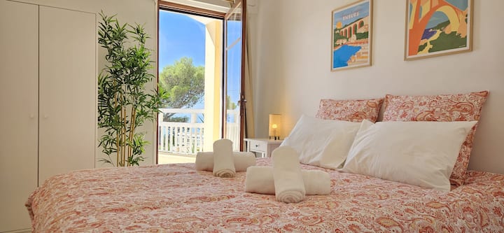 ห้องสว่างไสวตกแต่งด้วยภาพของบลูโคสต์ มีวิวทะเลจากประตูฝรั่งเศส ที่เก็บของพร้อมไม้แขวนเสื้อ โคมไฟข้างเตียง เครื่องทำความร้อนติดผนัง และเครื่องปรับอากาศเพื่อความสะดวกสบายสูงสุด