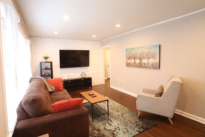 Cozy Decatur Bungalow With Beautiful Backyard - Decatur, GA