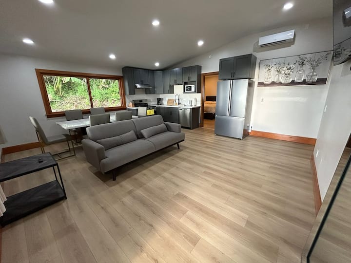 Elegant Oceanview Cabin - Kailua-Kona, HI