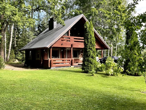Wonderfull lakeside log cabin with a guesthouse
