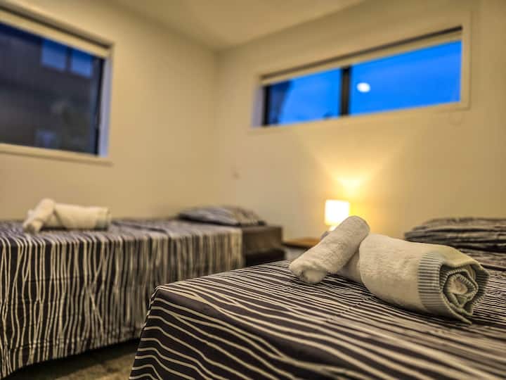 توفر هذه الغرفة متعددة الاستخدامات في الطابق الأول سريرًا فرديًا مريحًا بحجم كينج مع سرير فردي قابل للسحب، مما يجعلها مثالية لكل من المسافرين المنفردين والأزواج.