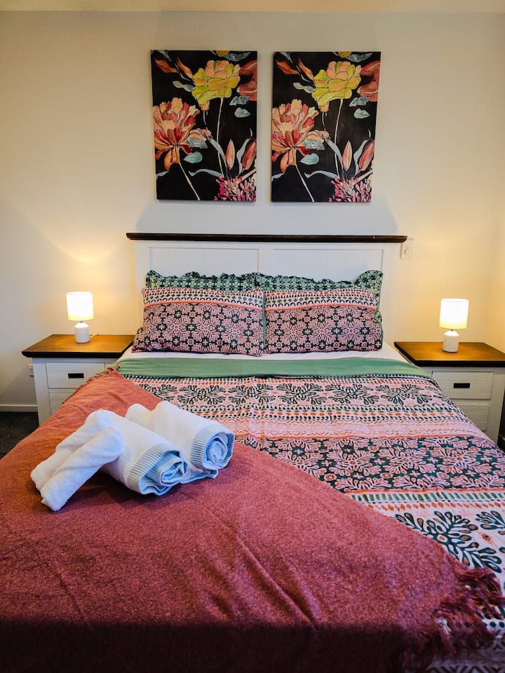 هذا السرير الجذاب بحجم كوين هو نجم الغرفة، ويعد بنوم رائع. الاستيقاظ على الضوء الطبيعي من النافذة هو مكافأة.