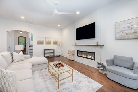 Top performing Airbnb: Brand New House 4br/3bath sleeps 8! 2 miles Uptown in Enderly Park