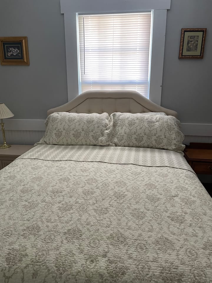 ห้องนอนนี้มีห้องน้ำเต็มรูปแบบส่วนตัว