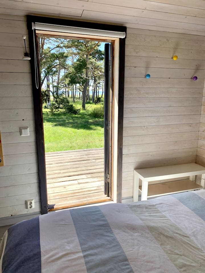 საწოლებიდან ზღვის ლამაზი ხედი იშლება.  