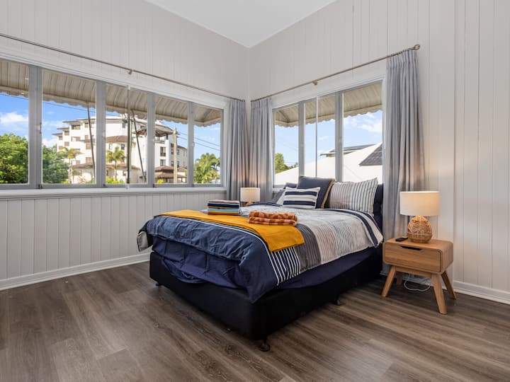 Hlavná spálňa s manželskou posteľou a vlastnou kúpeľňou 