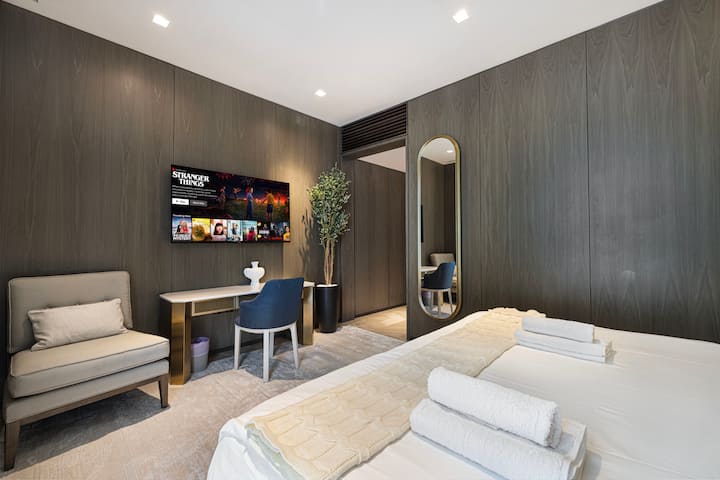 חדר שינה אלגנטי עם מיטת קינג סייז, מצעים יוקרתיים. חוויית נוחות של 5 כוכבים במרחק צעדים ספורים מאטלנטיס רויאל, פארק המים אקוואוונצ'ר וחיי הלילה של מרינת דובאי.