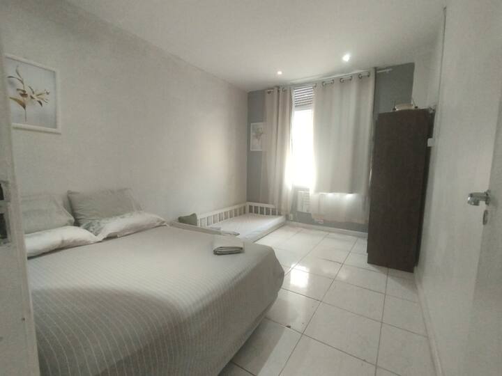 غرفة بسرير مزدوج وسرير واحد 