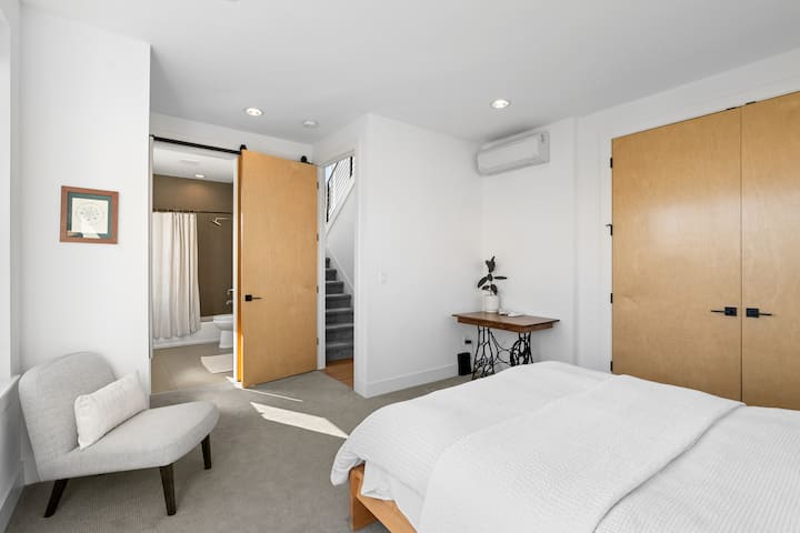 Spavaća soba 2: bračni krevet (širine 150-179 cm) sa spojenom kupaonicom (kombinacija tuš-kade i kade).