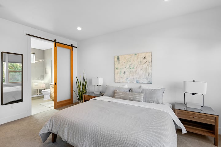 Spavaća soba 1: bračni krevet (širine 180 - 200 cm) sa spojenom kupaonicom