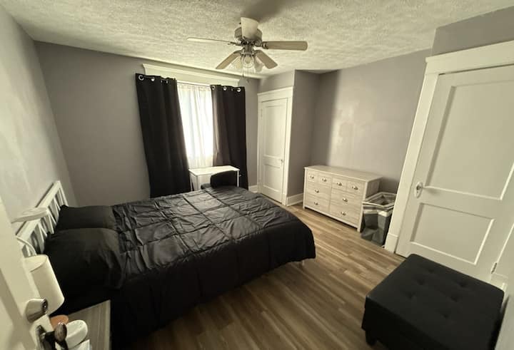 Queen Suite | 2-car Garage, Full Fridge, Laundry - Canton, OH