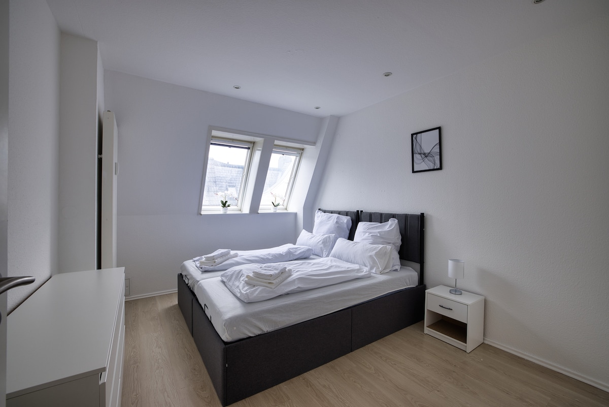 Ფართო საძინებელი 2 ერთადგილიანი საწოლით, საჭიროებისამებრ, შესაძლებელია მათი განცალკევებაც.