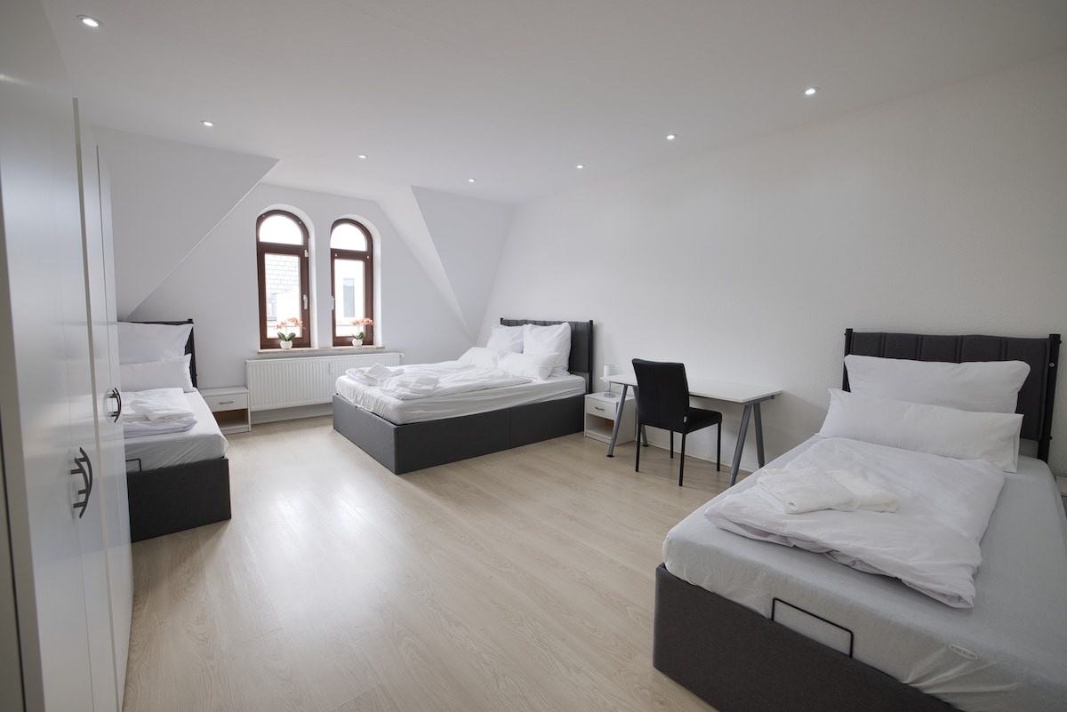 Ნათელი, ფართო საძინებელი ორადგილიანი საწოლით (160 × 200 სმ) და ორი ერთადგილიანი საწოლით (90 × 200 სმ). Ოთახი აღჭურვილია გარდერობითა და სამუშაო მაგიდით და გთავაზობთ მეგობრულ გარემოს დასვენებისა და დასვენებისთვის.