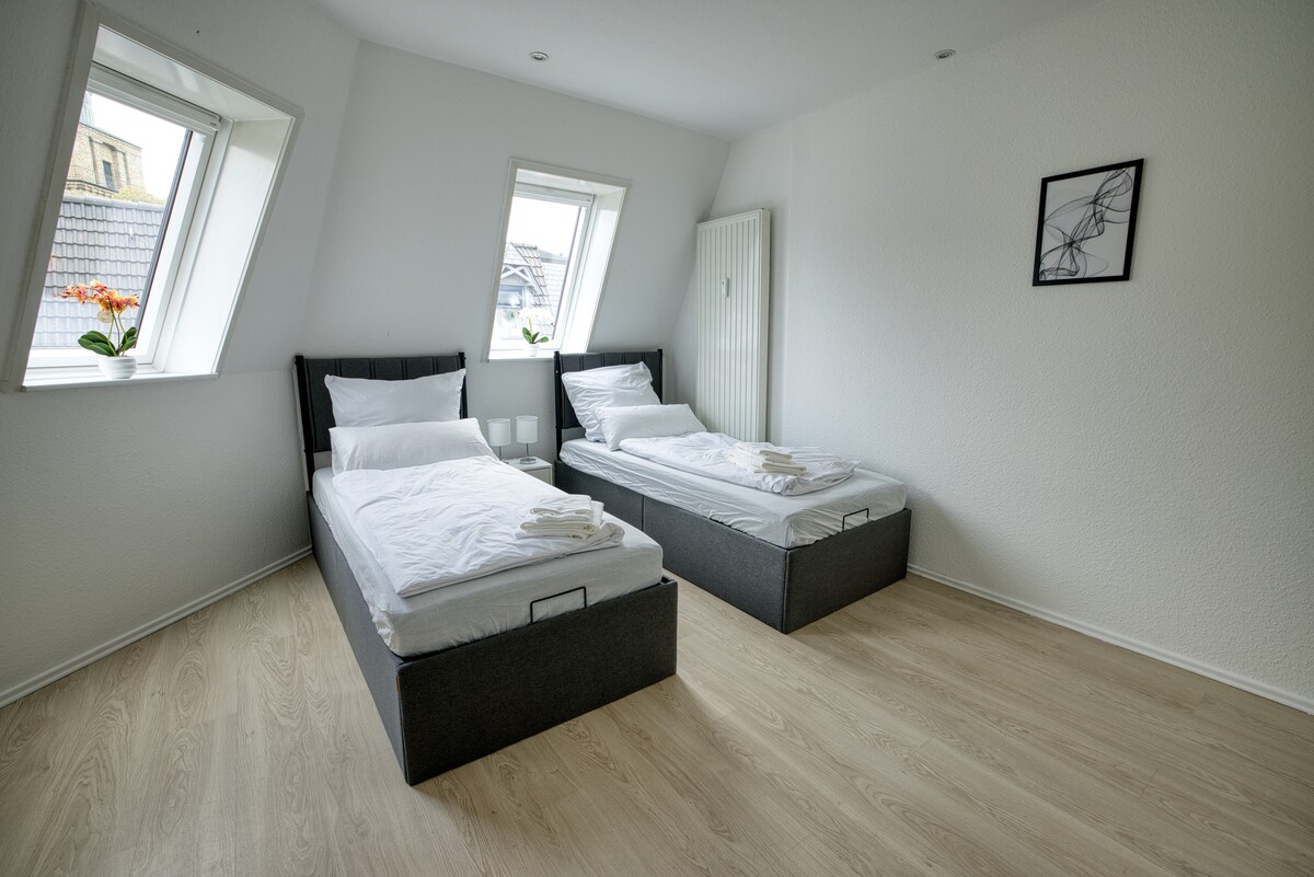 Ფართო საძინებელი 2 ერთადგილიანი საწოლით, საჭიროებისამებრ, შესაძლებელია მათი ერთად მიბმა.