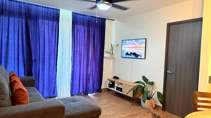 Family & Work-ready 2br Apt W/ View + Parking - San Salvador