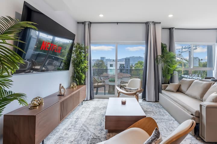 Chic 2br Loft W/ Balcony – Walk To Universal - Los Angeles, CA