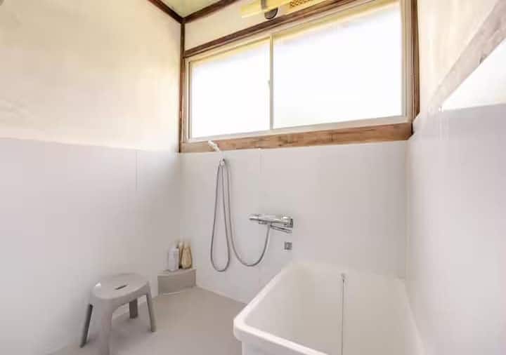 シャワーホースをあえて長くしているので、窓の外に出せば海水浴帰りに室外でシャワーなんてこともできます。