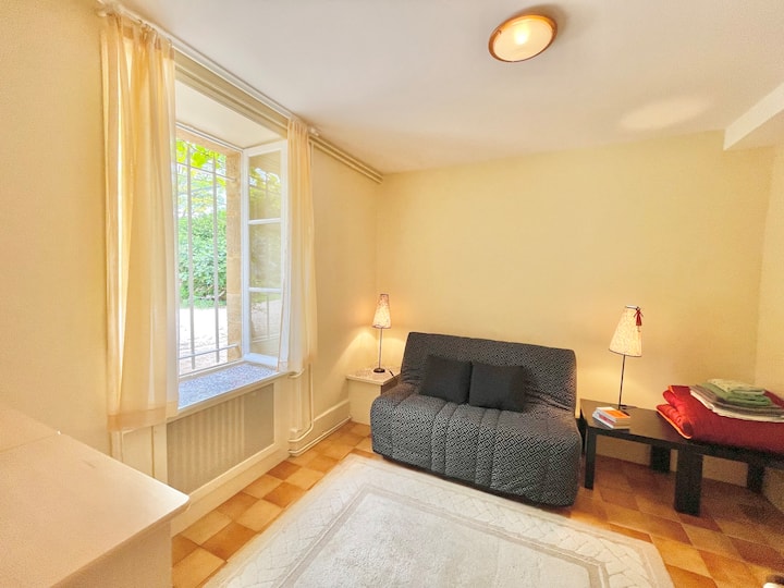 غرفة صغيرة ذات سحر رصين، مثالية للزوجين أو الضيف. يعزز الضوء الناعم والبساطة الراقية للديكور الشعور بالهدوء.