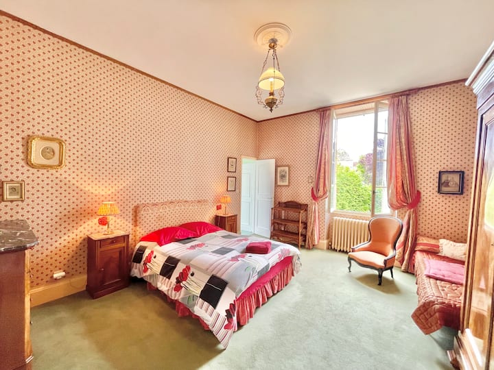 غرفة أنيقة وملونة، تمزج وسائل الراحة الحديثة مع الأجواء الكلاسيكية. مثالي لإقامة عائلية، ويوفر إضاءة جميلة وأثاث أنيق.