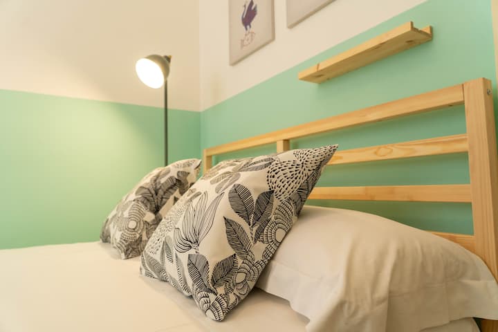 Dhoma e dytë elegante dhe e matur është gjithashtu e pajisur me të gjitha komoditetet, duke përfshirë një dyshek, jastëkë kujtese dhe një dollap të rehatshëm.