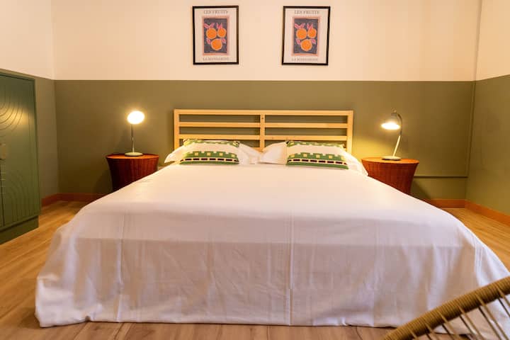 Një dhomë e gjerë dhe e ndritshme në një stil minimalist, por në të njëjtën kohë duke përfshirë të gjitha komoditetet e dëshiruara: dyshek, jastëkë kujtese dhe një dollap për të ruajtur rrobat.