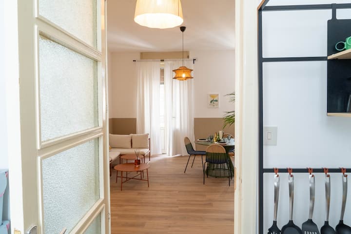 Ambient çlodhjeje, televizor inteligjent me ekran të sheshtë dhe një tavolinë e këndshme ideale për mëngjes ose drekë. 
Dhomë ndenjjeje e madhe e lidhur me kuzhinën.