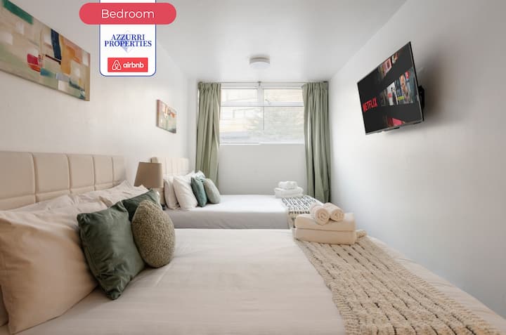 Spálňa v Azzurri Properties Short Lets & Serviced Accommodation