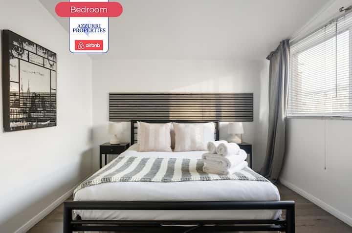 Spálňa v Azzurri Properties Short Lets & Serviced Accommodation
