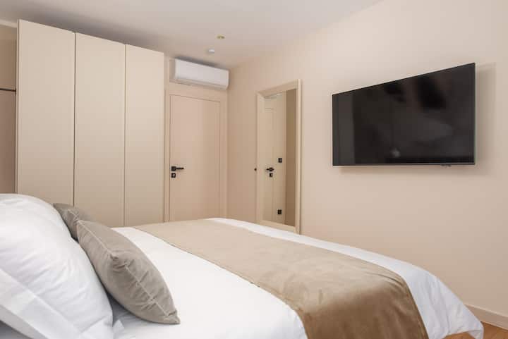 Dormitorio 4: acogedor y refinado con una cama tamaño king, textiles suaves y una tranquila vista al mar.