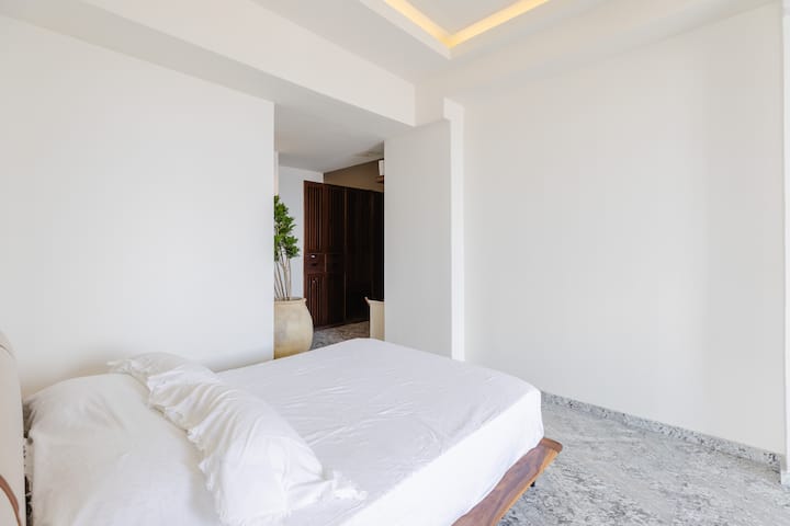 Главна спална соба со голем плакар 