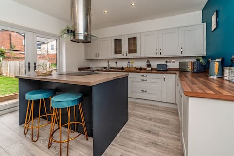 Top performing Airbnb: The Yorkshire House | 3-Bed, Parking & Netflix in Doncaster