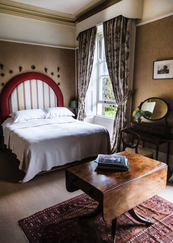 Uno de los dormitorios más grandes de la casa. Orientación sur y hermosas vistas a los jardines. Amplio baño con una enorme bañera antigua. Hay un gran armario en el baño y una cómoda para guardar la ropa.