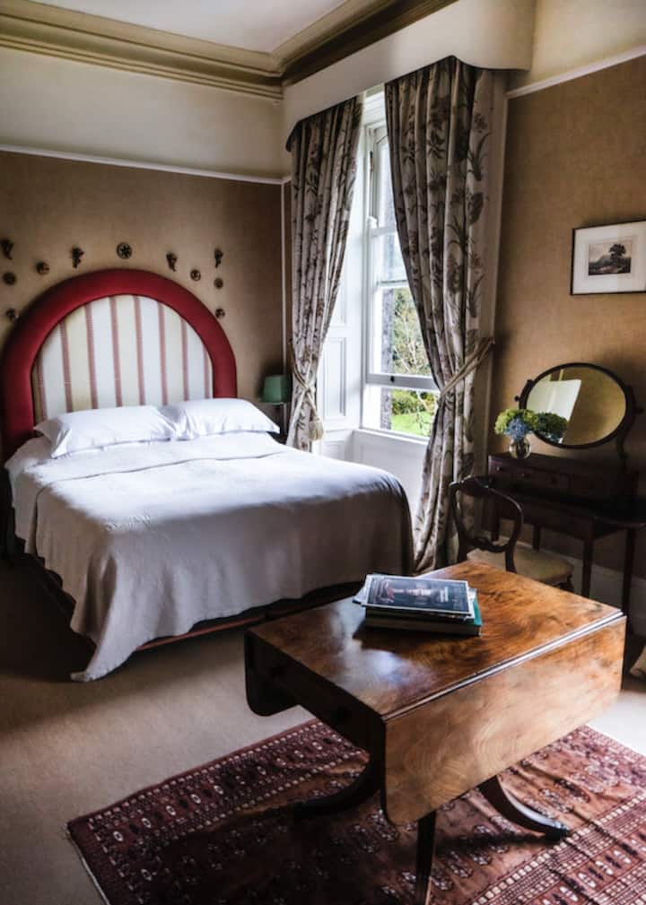 Unul dintre cele mai mari dormitoare din casă. Orientare spre sud și priveliști frumoase asupra grădinilor. Baie mare care conține o cadă de baie antică enormă. Există un dulap mare în baie și un dulap cu sertare pentru depozitarea hainelor.