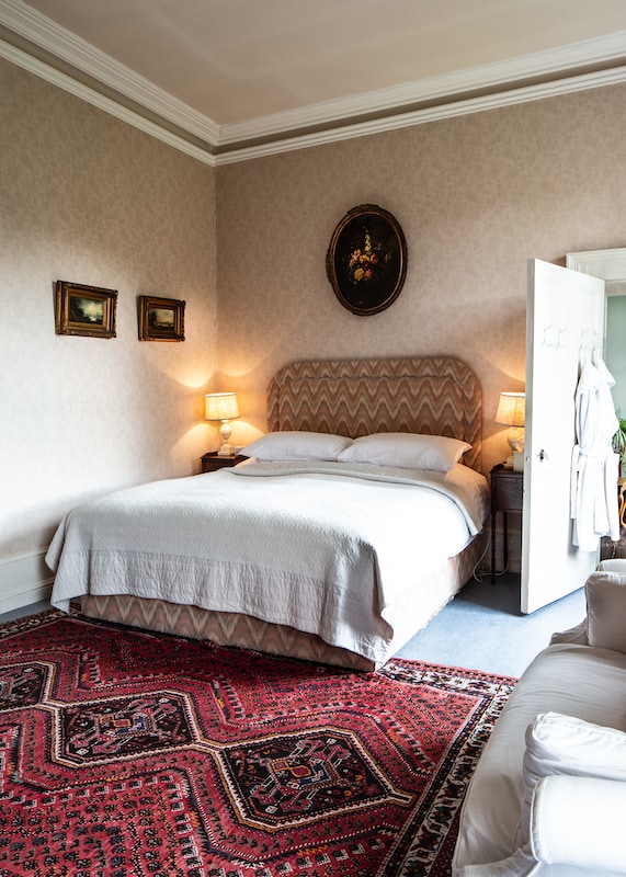 Uno de los dormitorios más grandes de la casa. Cama tamaño queen súper cómoda. La habitación está orientada al sur con los impresionantes jardines. Hay un armario y una cómoda para colgar/guardar la ropa.