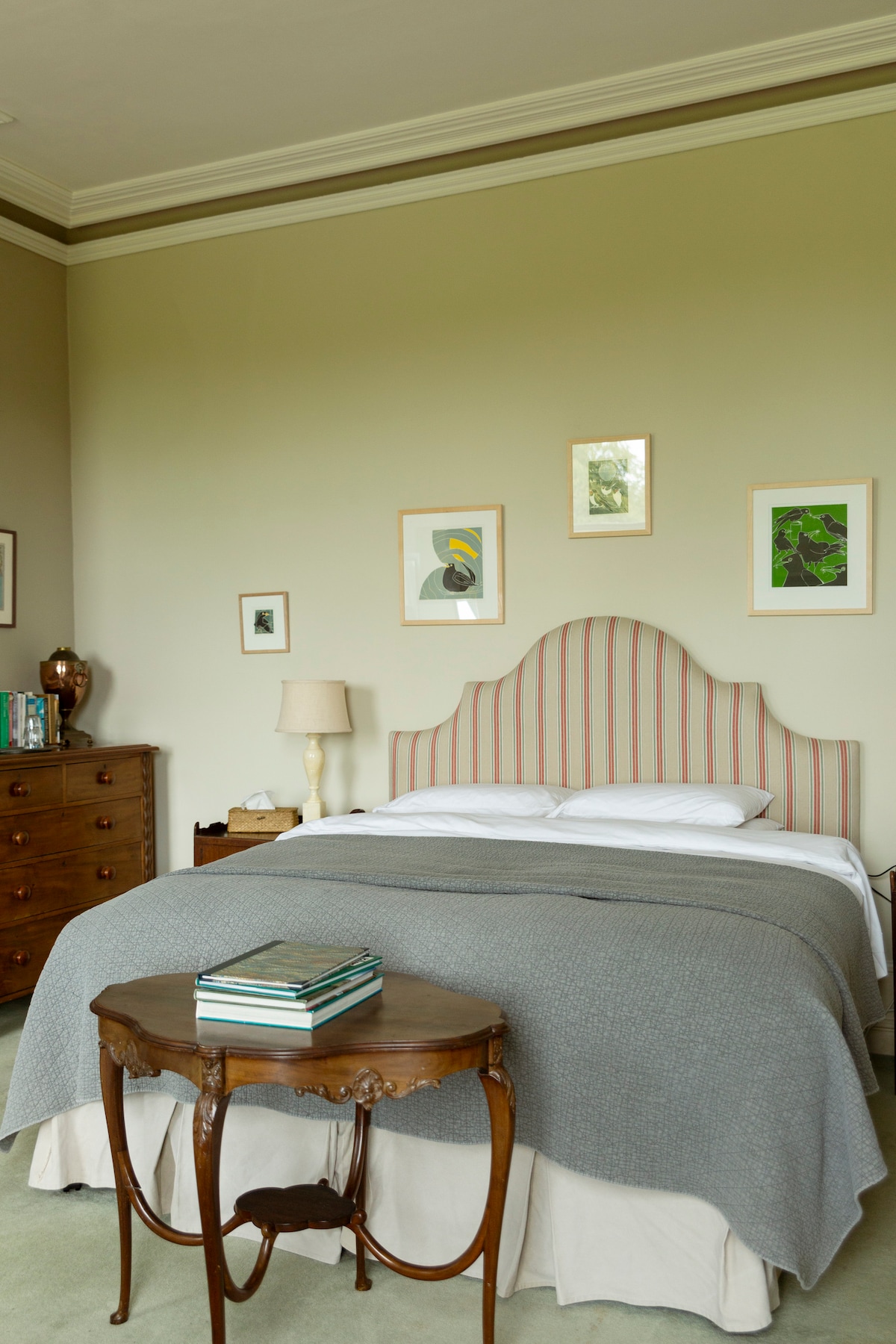 Amplio dormitorio con una cama doble tamaño king (también se puede configurar como dos camas individuales).