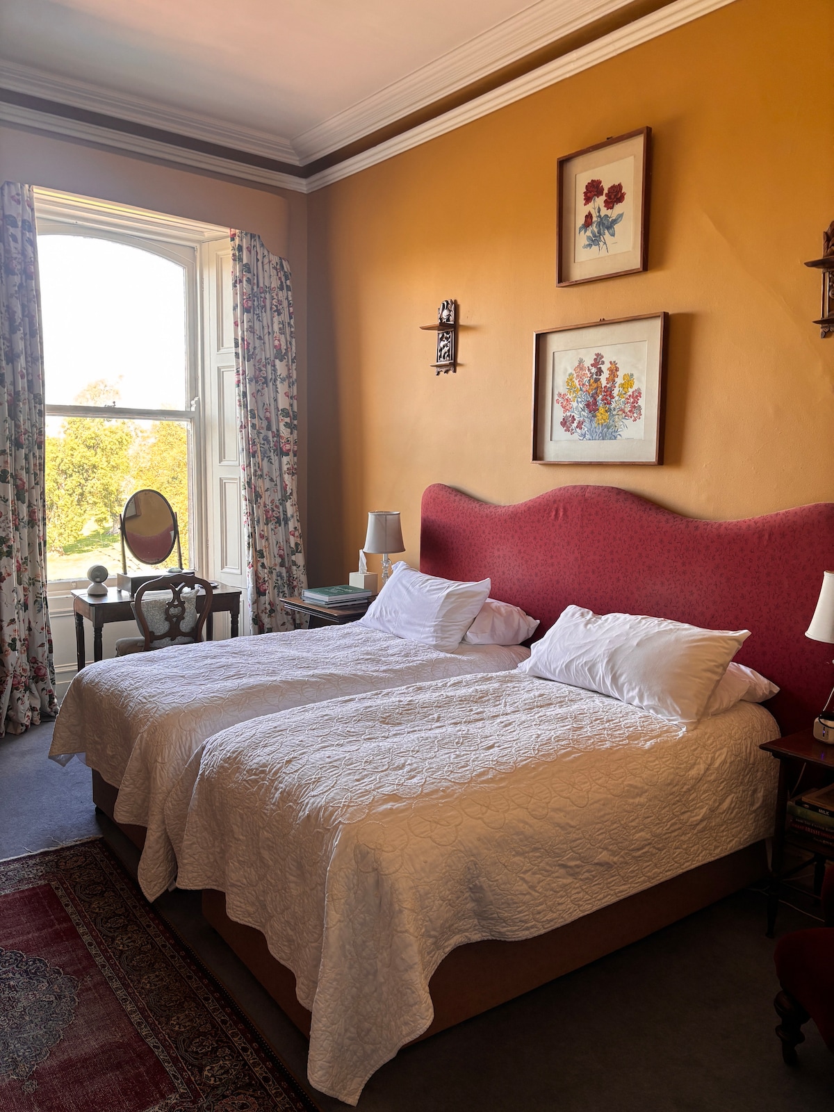 Configuración de dos camas individuales. Vistas al parque.