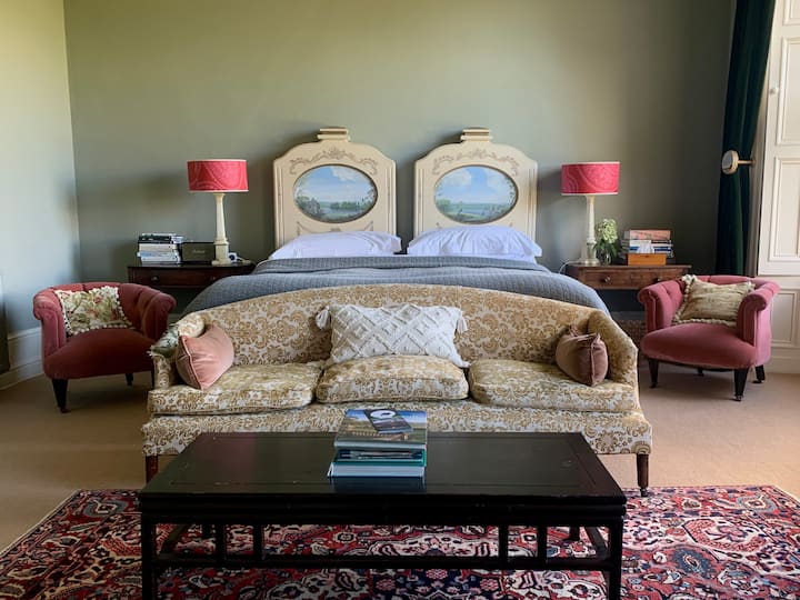 Dormitor dublu sau twin foarte mare, baie proprie. Are vedere la parc și la munții Galtee în depărtare.