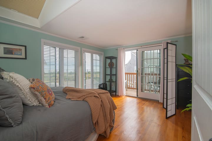 King sized bed, extra comfort with amazing water views right from your bed- and watch the sun rise!