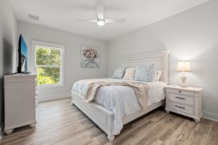 Luminoso, aireado y sin esfuerzo costero  Este dormitorio sereno cuenta con una lujosa cama tamaño king, luz natural suave y tonos neutros relajantes para una noche de sueño perfecta. Relájate después de un día de playa y despiértate renovado en tu propio refugio de paz. ✨
