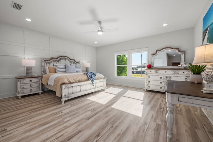 Amplia y soleada suite tamaño king con un encantador estilo de granja costera. Relájate en la cama con hermosos detalles, disfruta de la luz natural que entra por las ventanas extragrandes y descansa en una habitación diseñada para la comodidad, la calma y un poco de lujo cotidiano.
